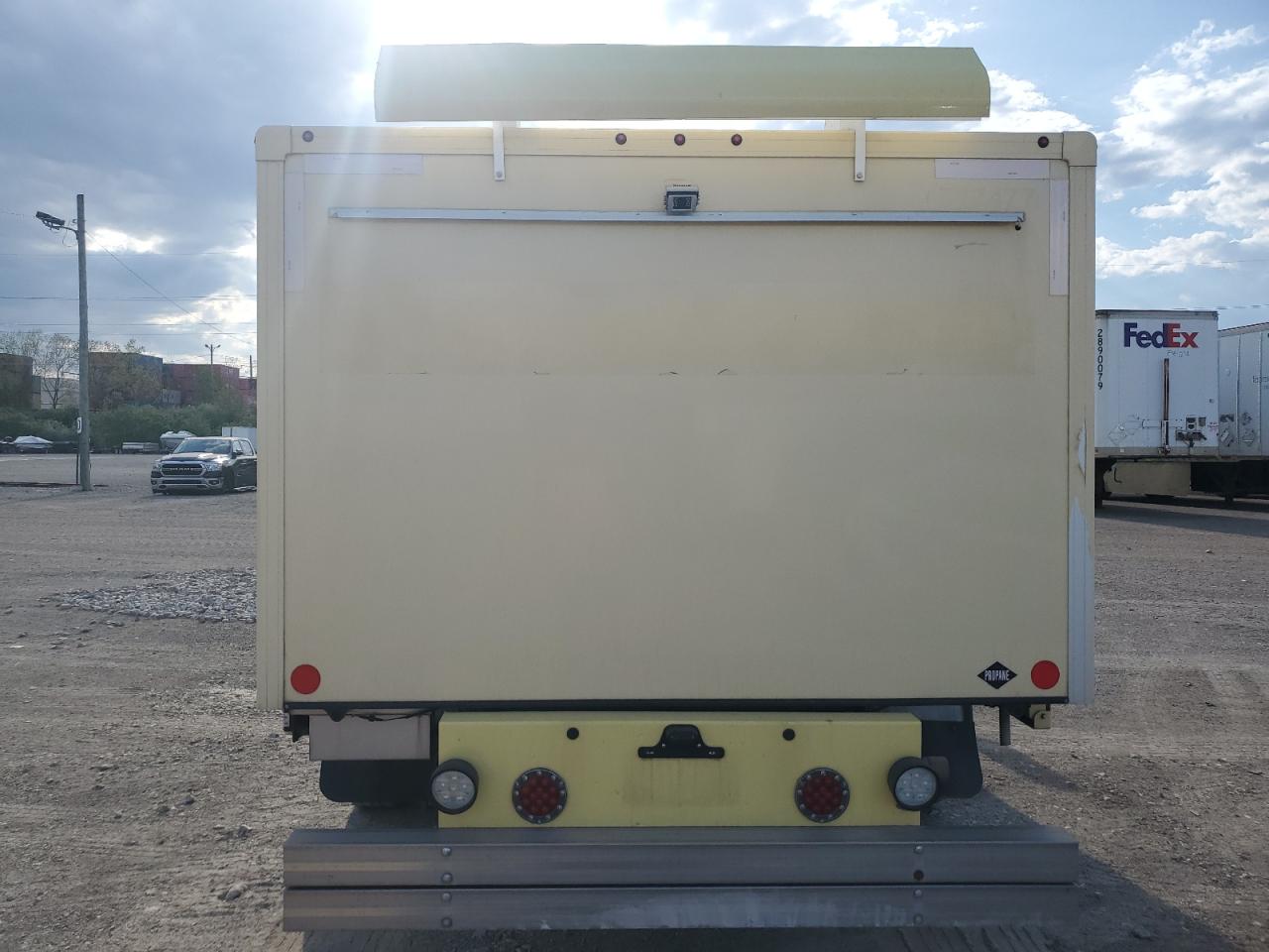 Ford Econoline E450 Super Duty Cutaway Van Image 5