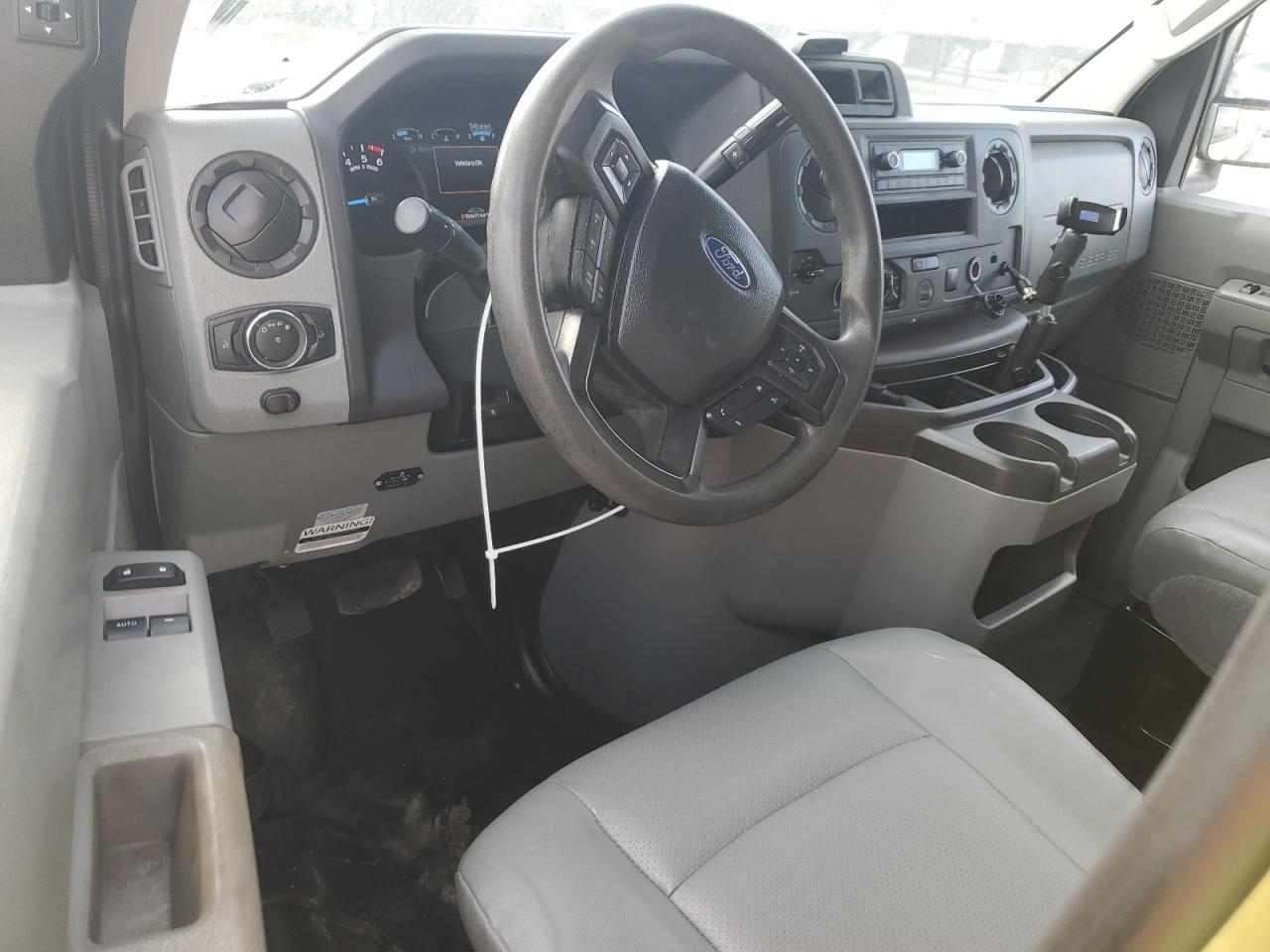 Ford Econoline E450 Super Duty Cutaway Van Image 6