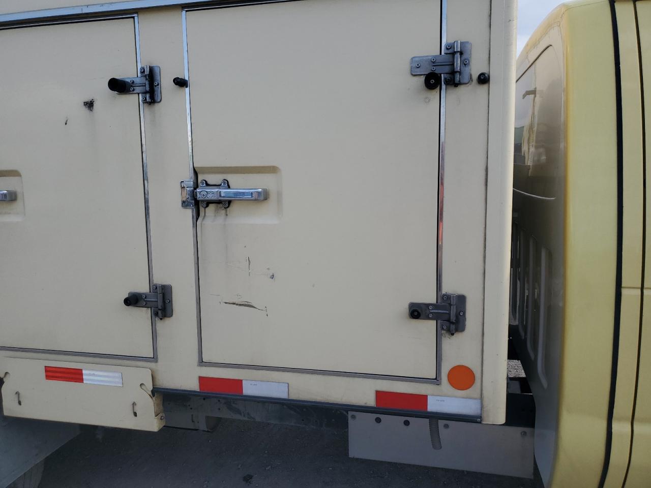 Ford Econoline E450 Super Duty Cutaway Van Image 9