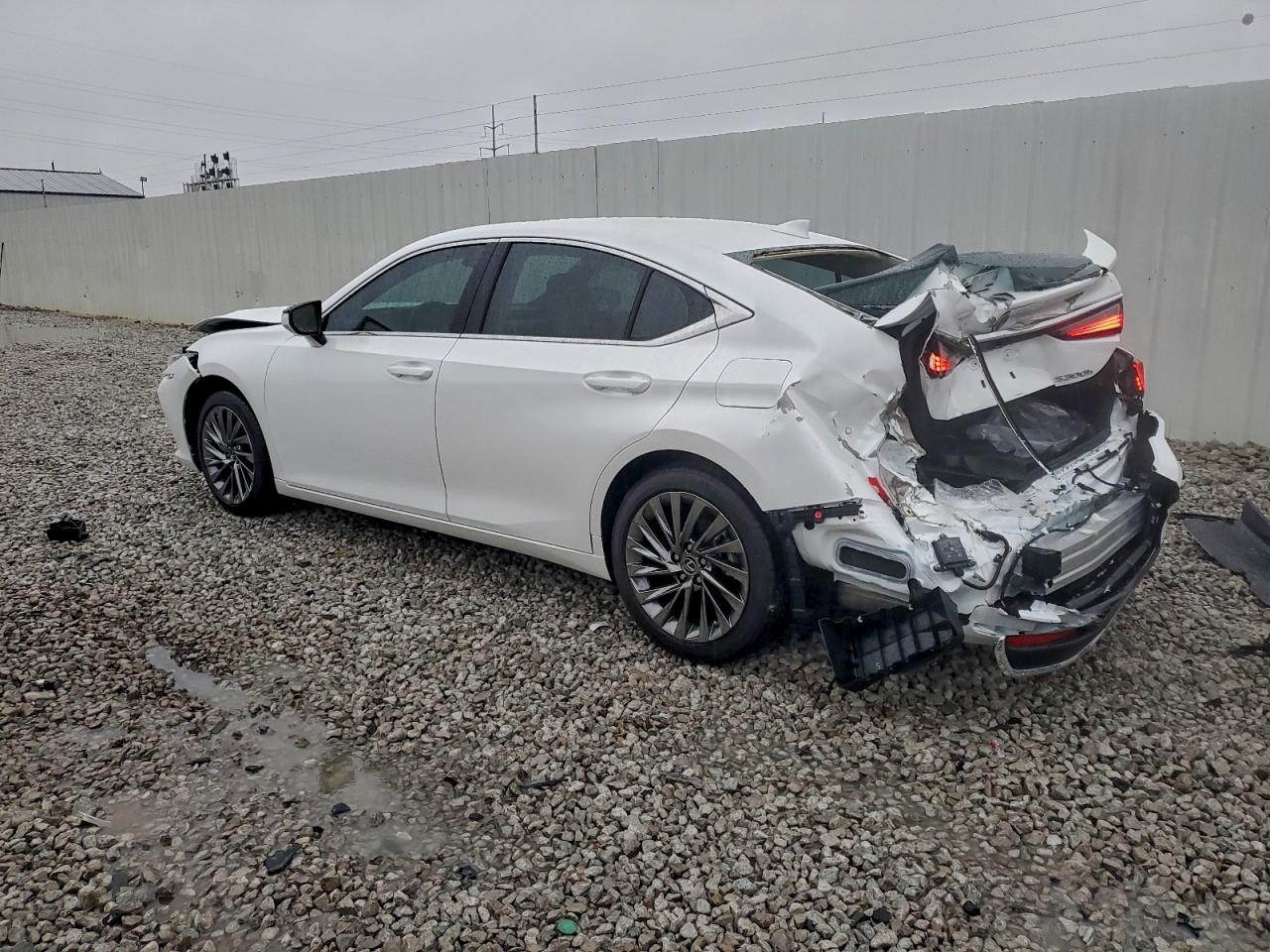 Lexus Es 300h Base Image 2