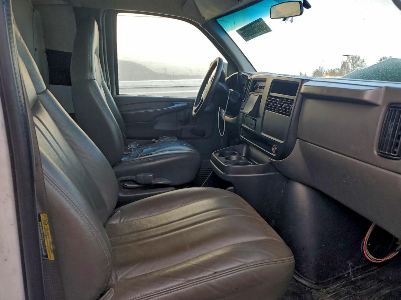 Chevrolet Express Image 14