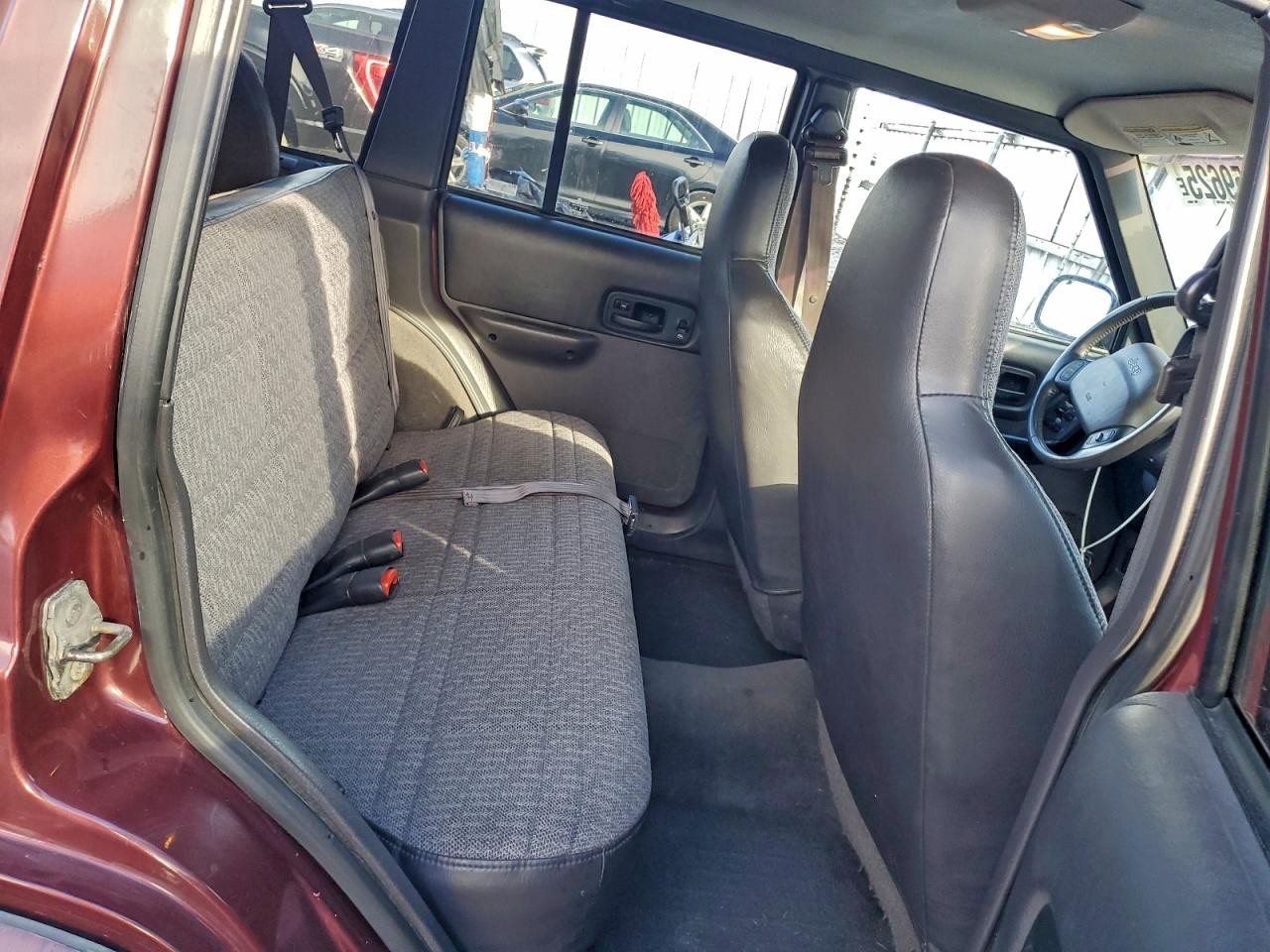 Jeep Grand Cherokee Sport Image 8