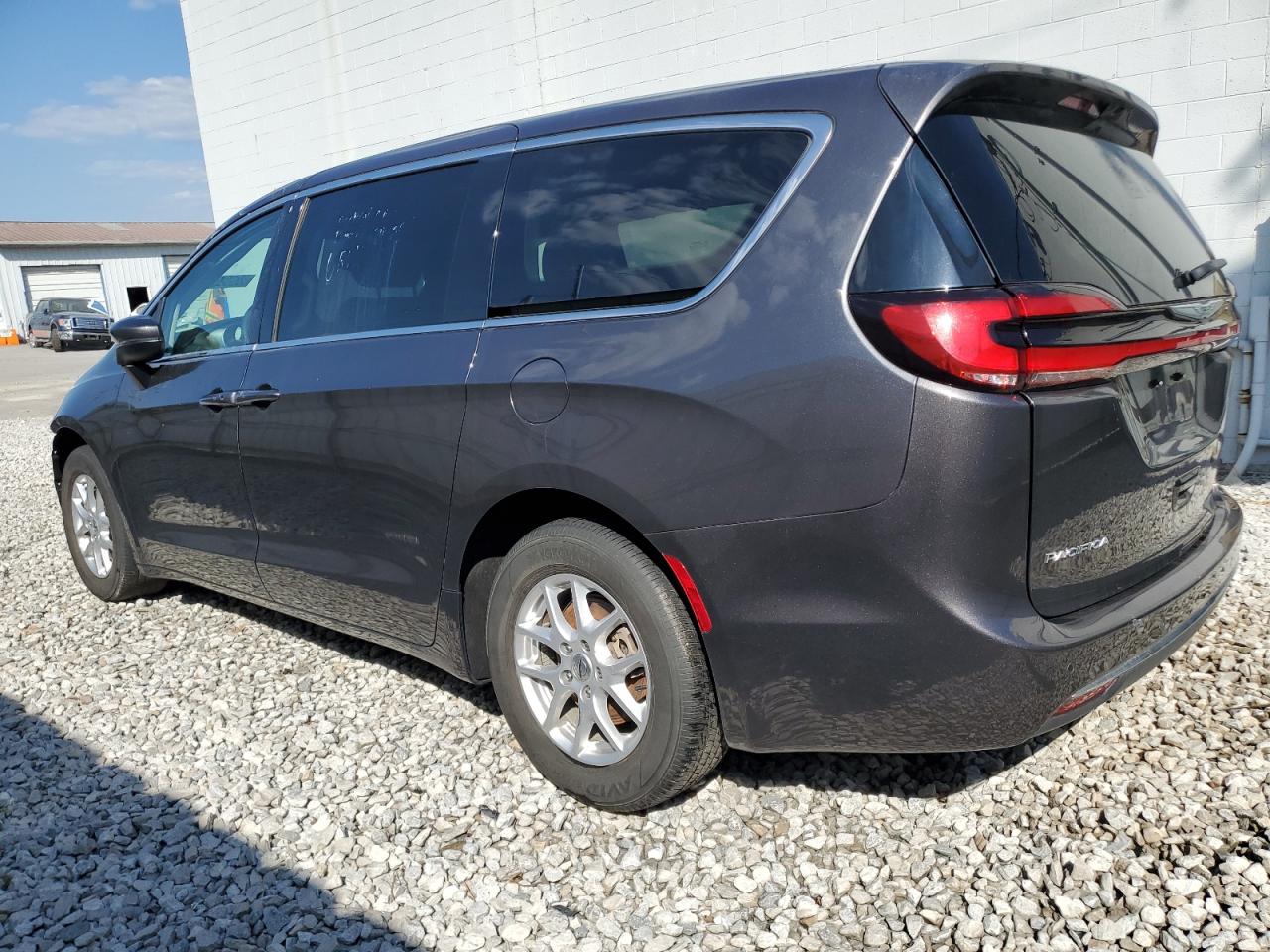 Chrysler Pacifica Touring L Image 3