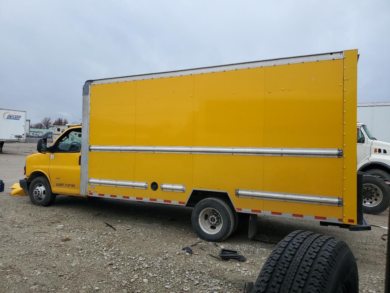 GMC Savana Cutaway G3500 Image 13