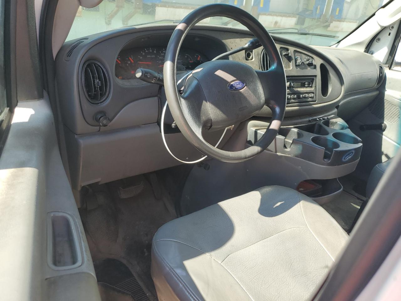 Ford Econoline E250 Van Image 11