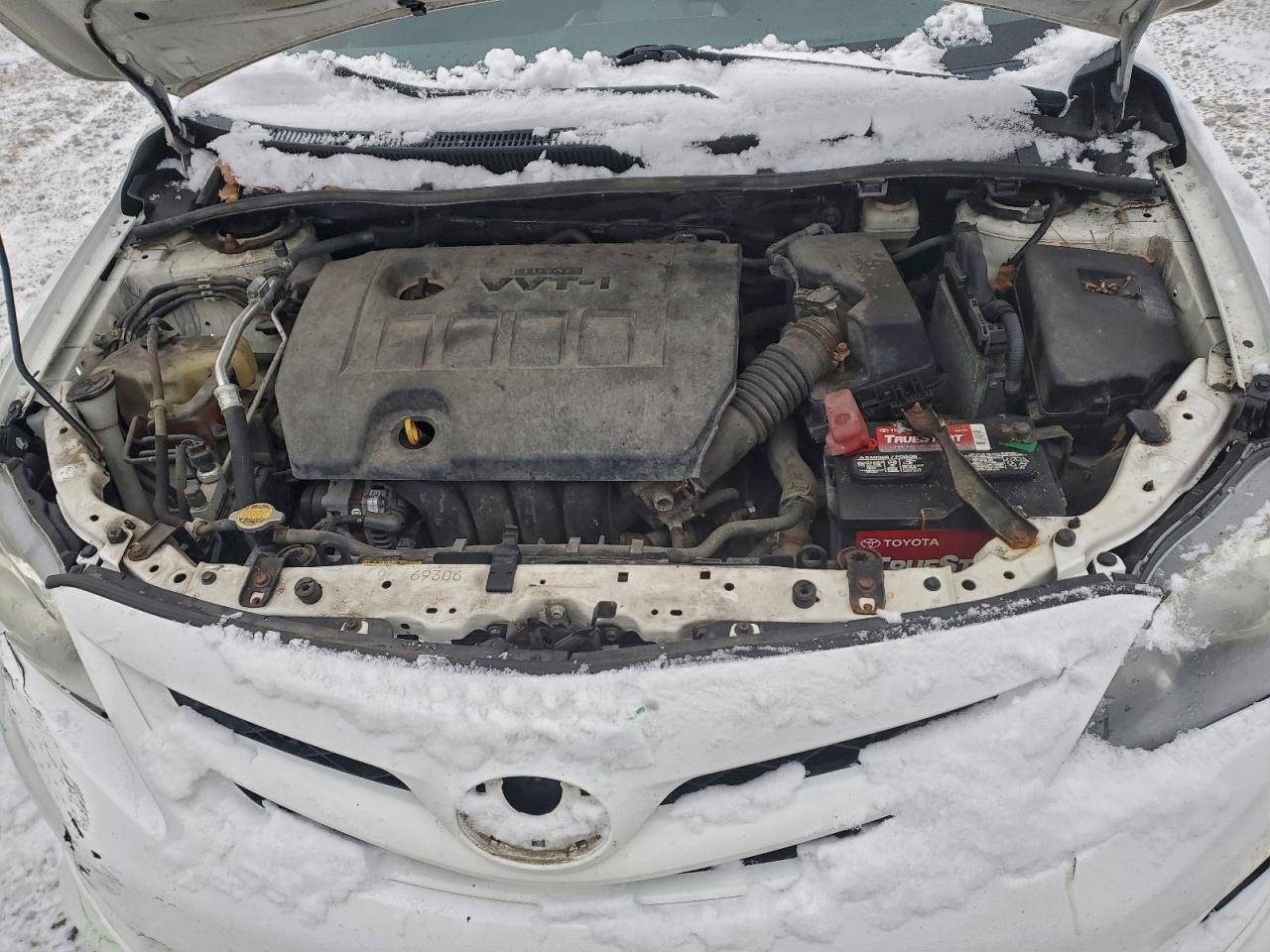 Toyota Corolla Base Image 9