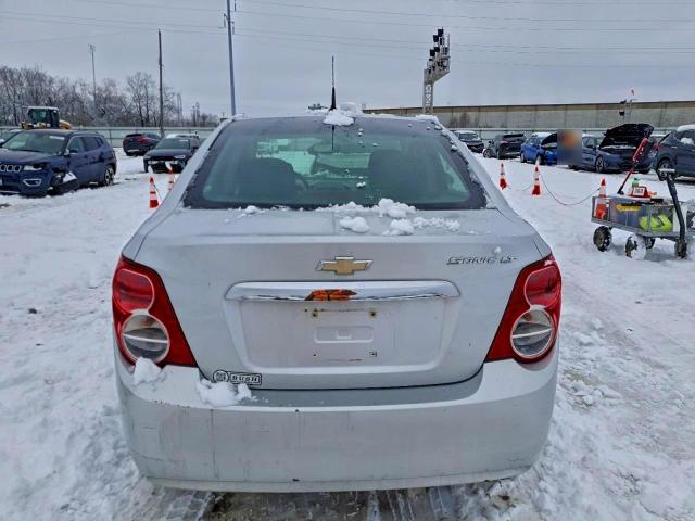 Chevrolet Sonic Lt Image 3