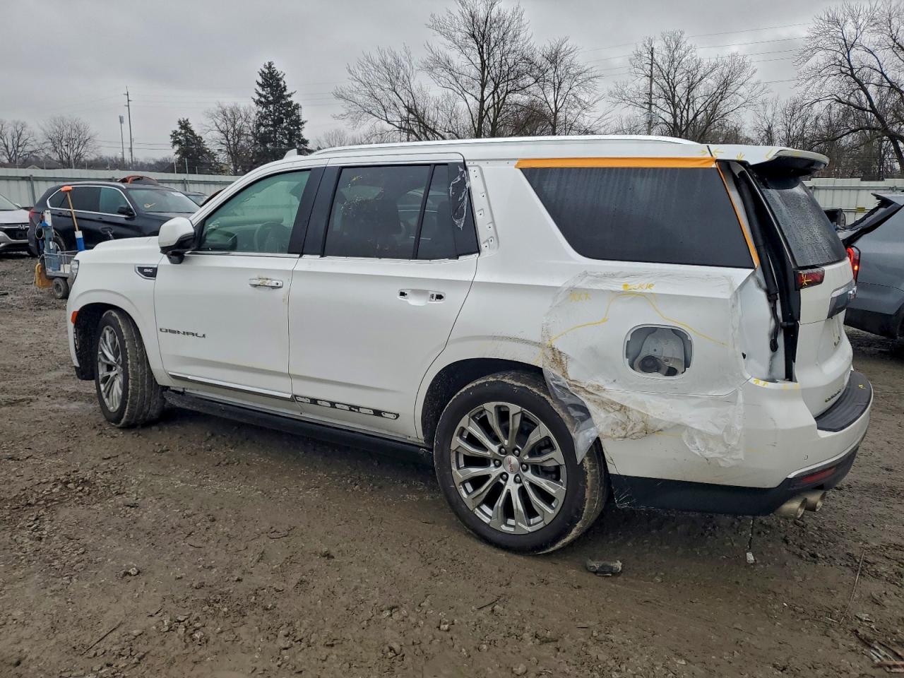 GMC Yukon Denali Image 12