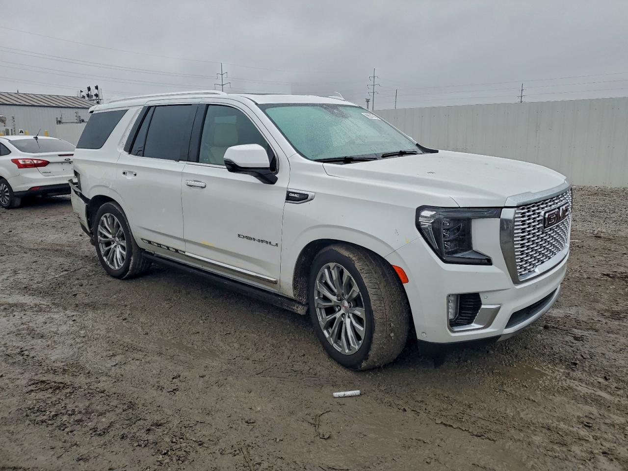 GMC Yukon Denali Image 4