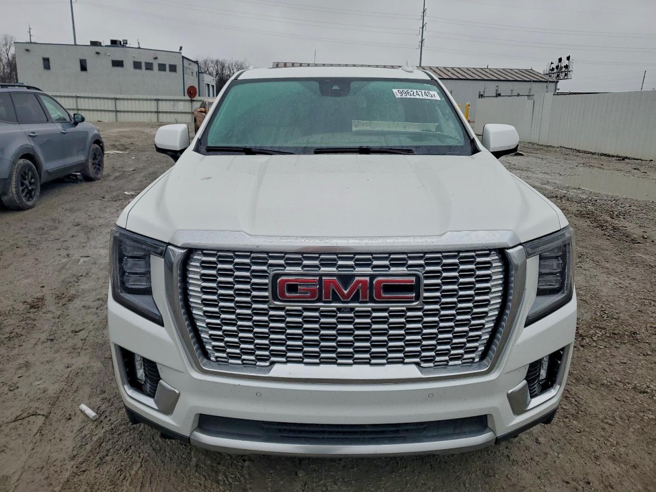GMC Yukon Denali Image 5