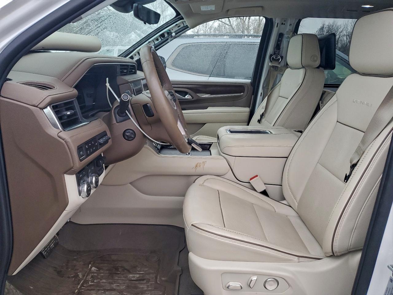 GMC Yukon Denali Image 10