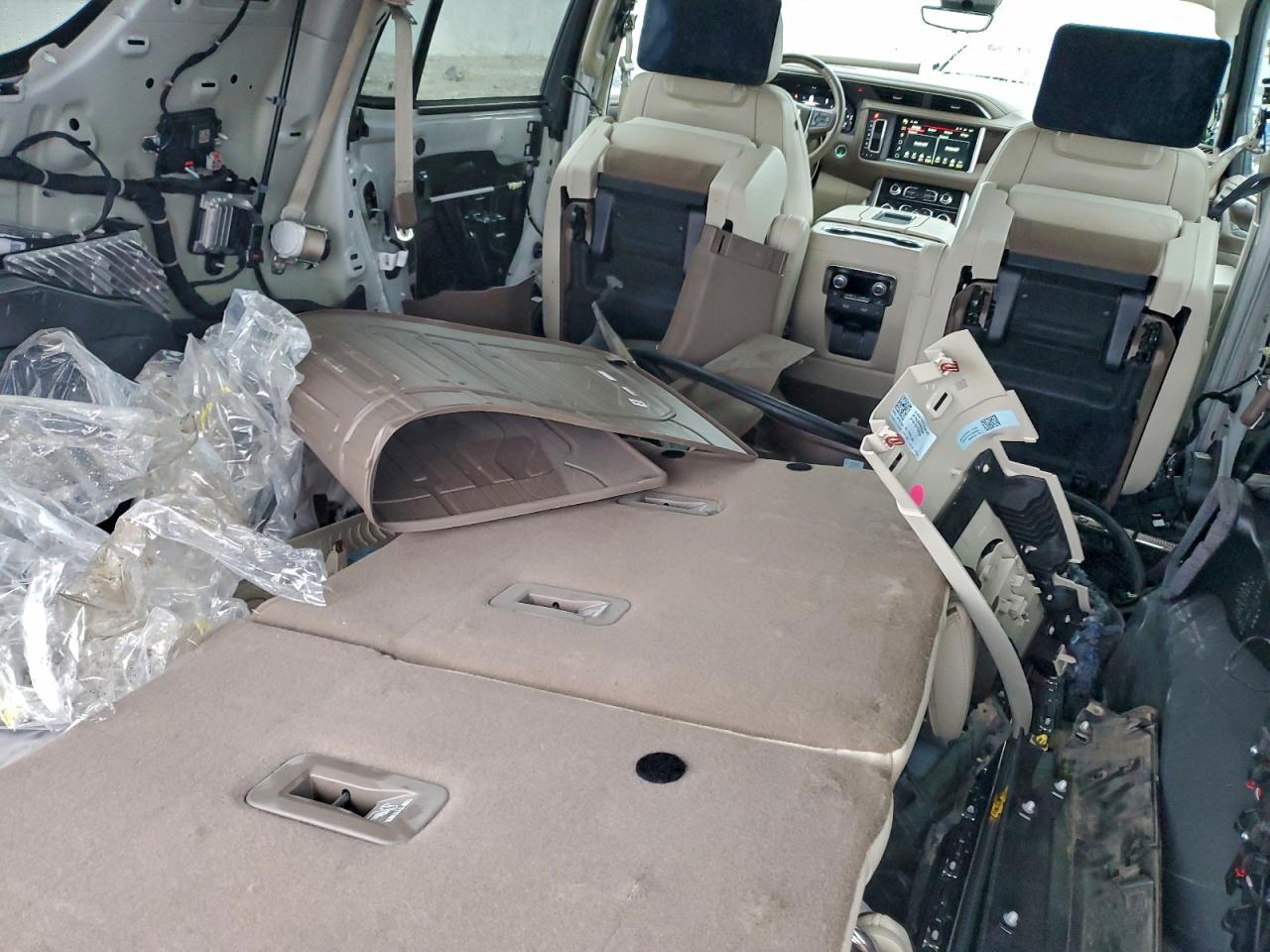 GMC Yukon Denali Image 14