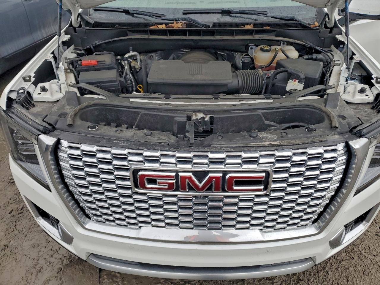 GMC Yukon Denali Image 13