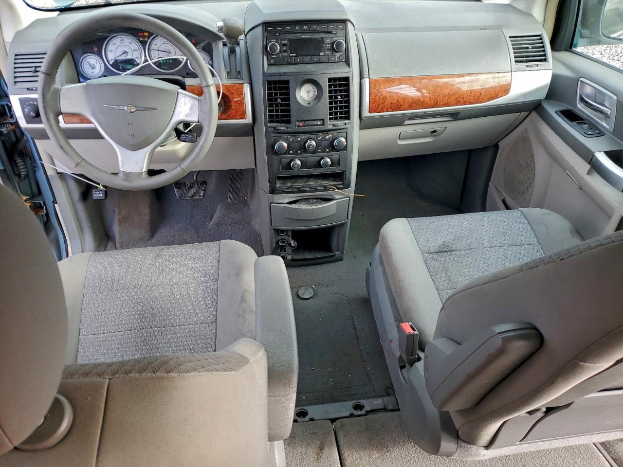 Chrysler Minivan Touring Image 13