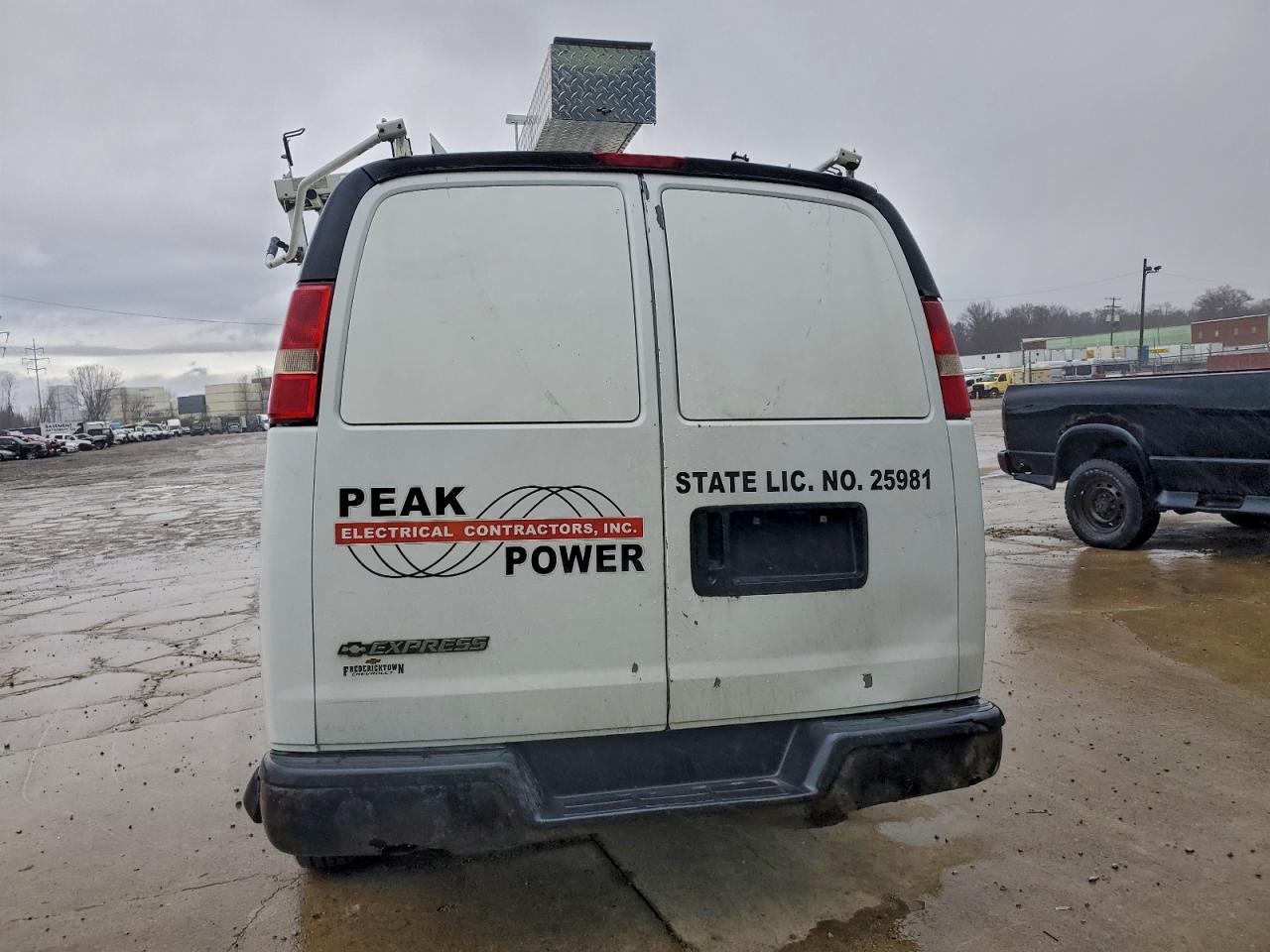 Chevrolet Express Image 2