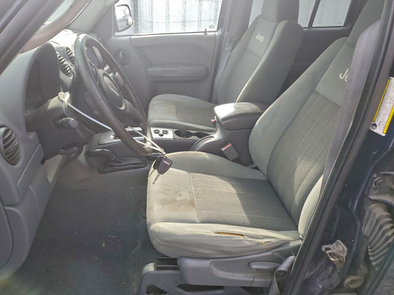 Jeep Liberty Sport Image 2