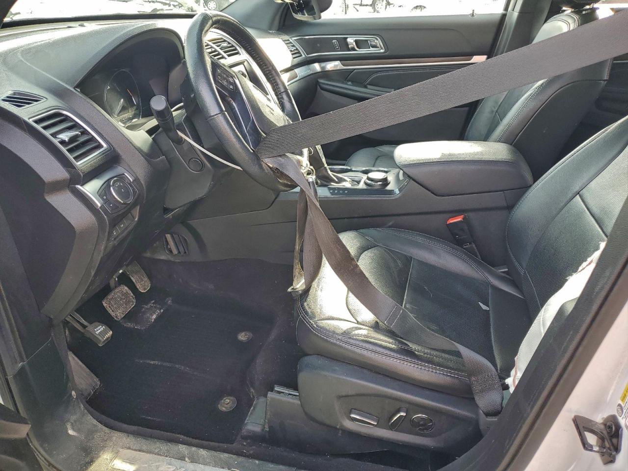 Ford Explorer Limited Image 12